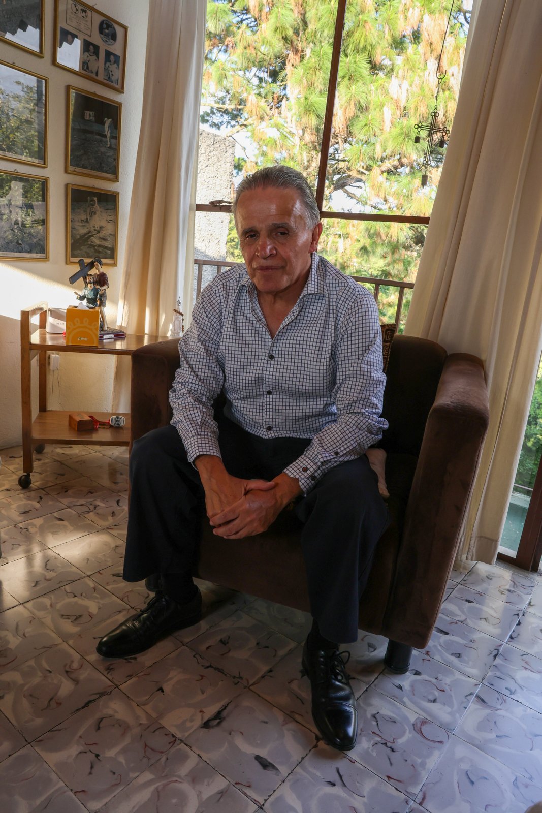 Lic. Fernando Estrada sentado, mirando a cámara, con gesto sereno